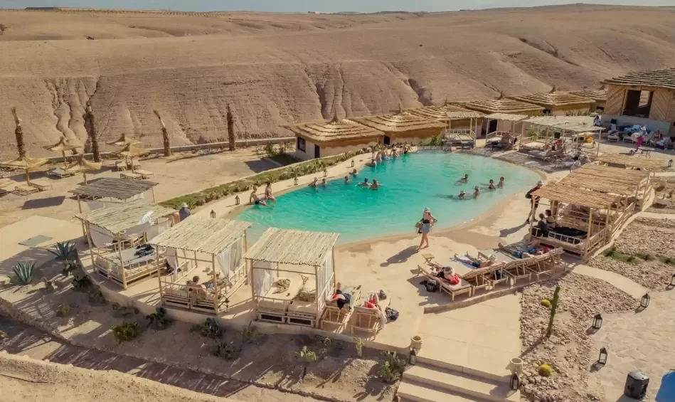 Una piscina nel deserto del Sahara di Agafay